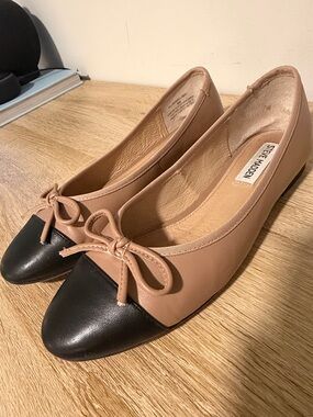 Steve Madden Tan Ballet Flats with Black Cap Toe and Bow